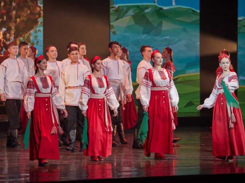 Вышивка, казачьи рубахи и стилизованные кокошники. Что покажут мастера Забайкалья на арт-дефиле во время Русского форума в Чите?